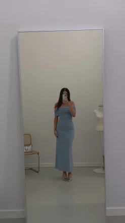 Aria off-shoulder kjole pastelblå
