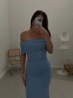 Aria off-shoulder kjole pastelblå