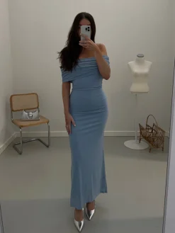 Aria off-shoulder kjole pastelblå