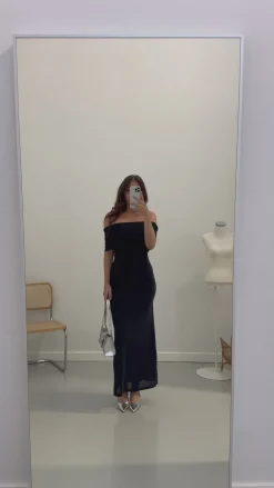 Aria off-shoulder kjole sort