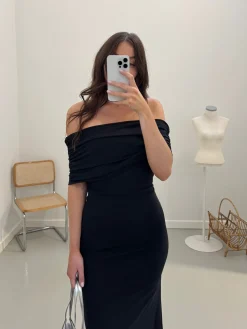Aria off-shoulder kjole sort