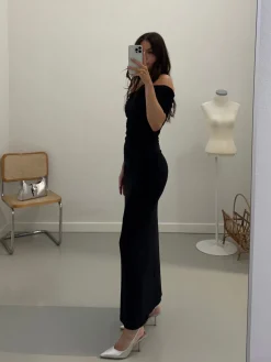 Aria off-shoulder kjole sort