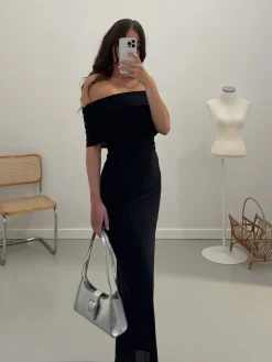 Aria off-shoulder kjole sort