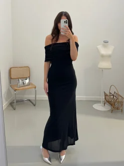 Aria off-shoulder kjole sort
