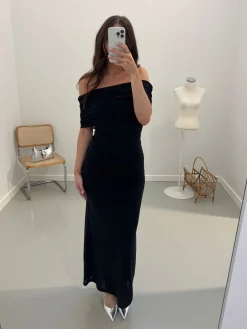 Aria off-shoulder kjole sort