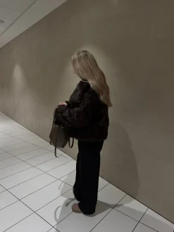 Thea faux fur jakke mørkebrun