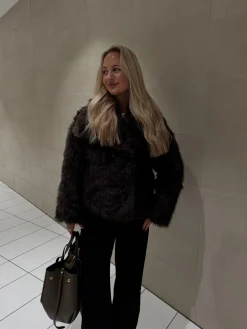 Thea faux fur jakke mørkebrun