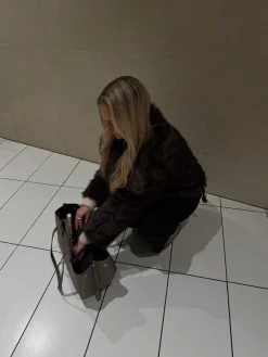 Thea faux fur jakke mørkebrun